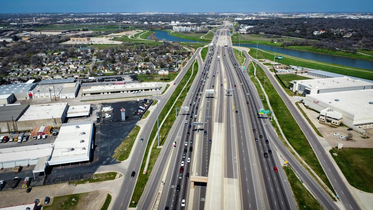 pemandangan udara jalan raya di kota