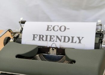 close-up mesin tik dengan kertas yang bertuliskan ramah lingkungan